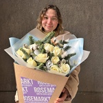 Букет из белых роз с еловыми ветвями и ягодами гиперикума с доставкой в Санкт-Петербурге + коробка-переноска и аквабокс - Фотография 2