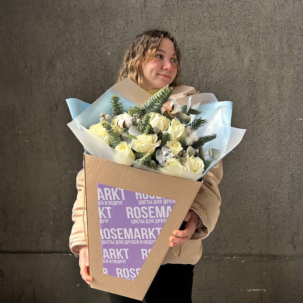 Подарок: 9 белых роз с еловыми ветвями + коробка-переноска с аквабоксом