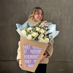 Букет из белых роз с еловыми ветвями и ягодами гиперикума с доставкой в Санкт-Петербурге + коробка-переноска и аквабокс - Фотография 13