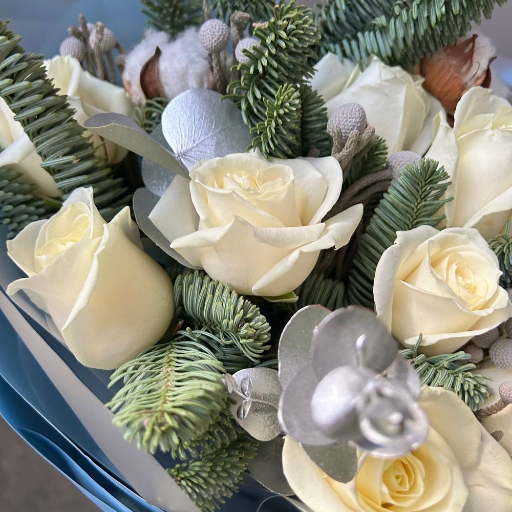 Подарок: 9 белых роз с еловыми ветвями + коробка-переноска с аквабоксом