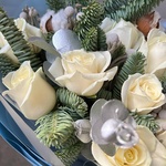 Букет из белых роз с еловыми ветвями и ягодами гиперикума с доставкой в Санкт-Петербурге + коробка-переноска и аквабокс - Фотография 8