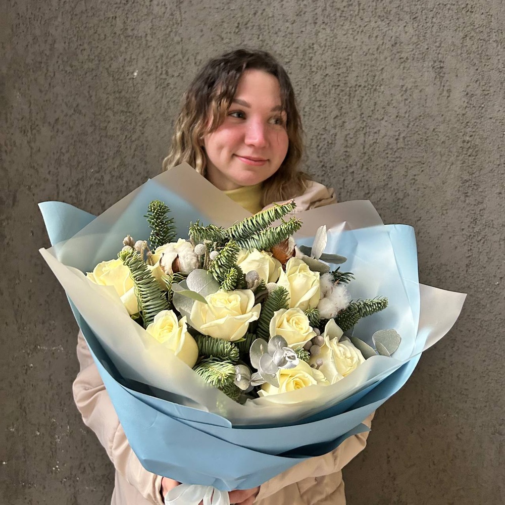 Подарок: 9 белых роз с еловыми ветвями + коробка-переноска с аквабоксом
