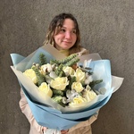 Букет из белых роз с еловыми ветвями и ягодами гиперикума с доставкой в Санкт-Петербурге + коробка-переноска и аквабокс - Фотография 3