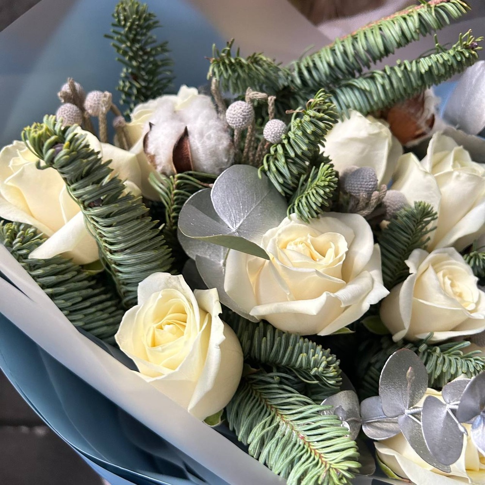 Подарок: 9 белых роз с еловыми ветвями + коробка-переноска с аквабоксом