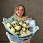 Букет из белых роз с еловыми ветвями и ягодами гиперикума с доставкой в Санкт-Петербурге + коробка-переноска и аквабокс - Фотография 7