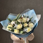 Букет из белых роз с еловыми ветвями и ягодами гиперикума с доставкой в Санкт-Петербурге + коробка-переноска и аквабокс - Фотография 5