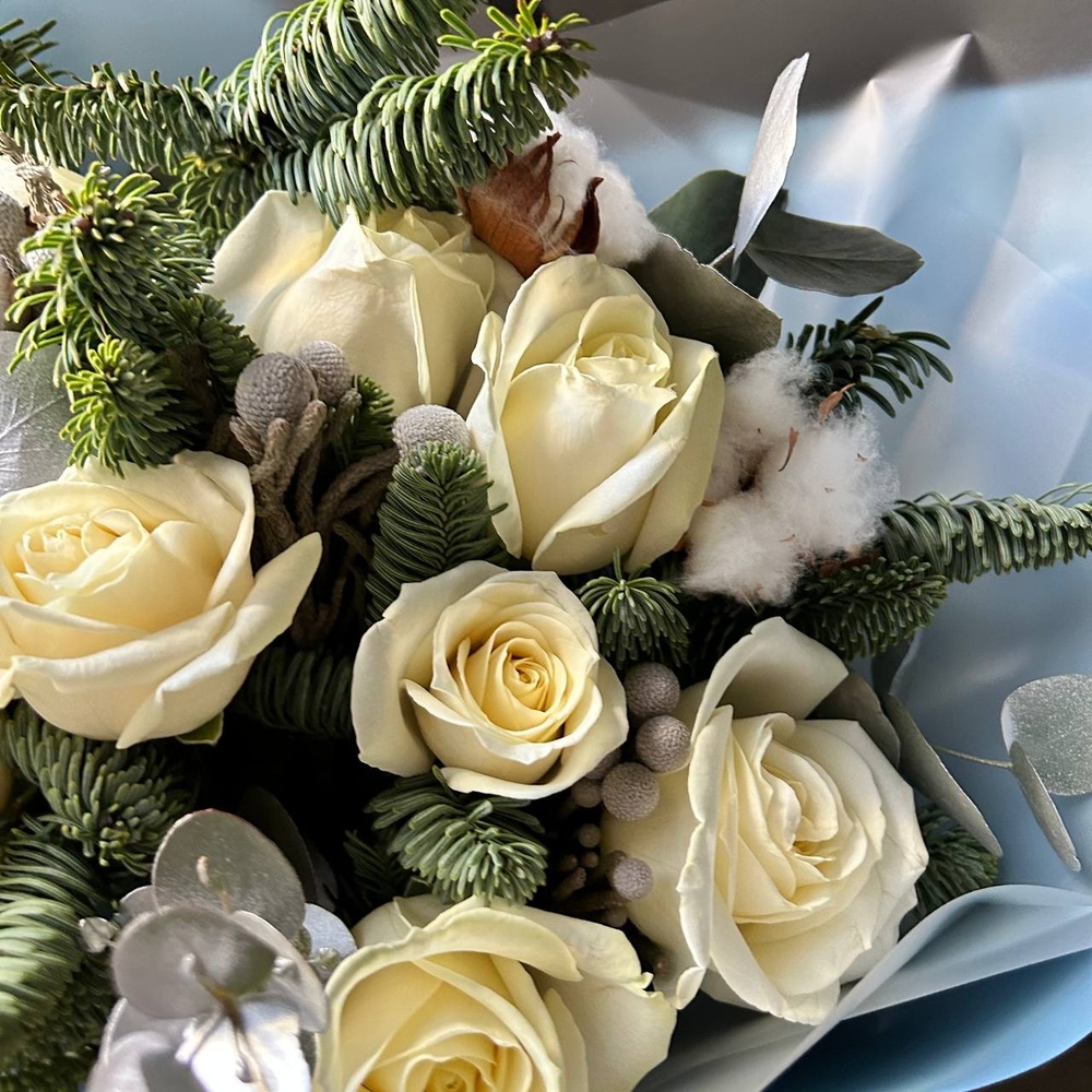 Подарок: 9 белых роз с еловыми ветвями + коробка-переноска с аквабоксом