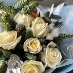 Букет из белых роз с еловыми ветвями и ягодами гиперикума с доставкой в Санкт-Петербурге + коробка-переноска и аквабокс - Фотография 11
