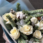 Букет из белых роз с еловыми ветвями и ягодами гиперикума с доставкой в Санкт-Петербурге + коробка-переноска и аквабокс - Фотография 12