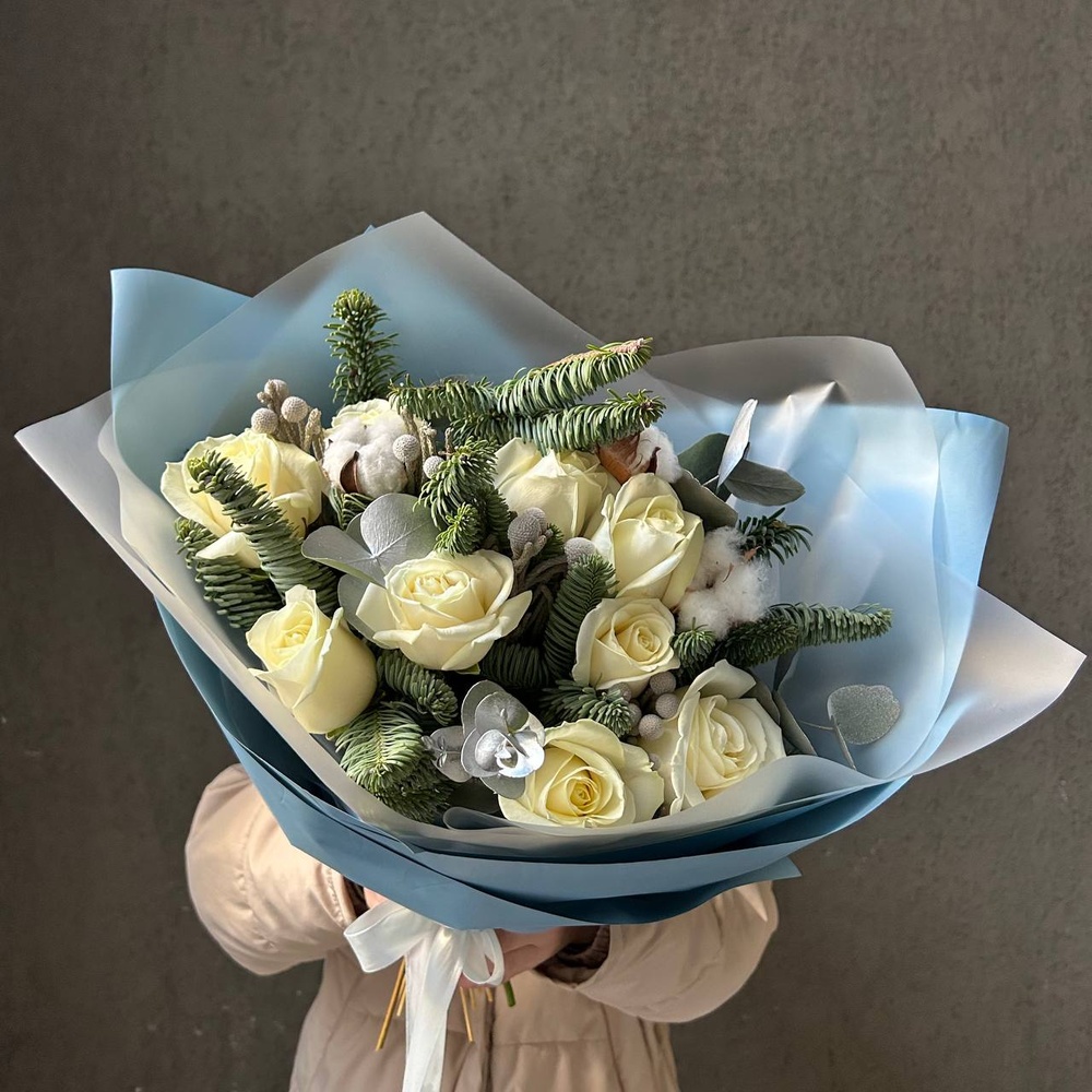 Букет из белых роз с еловыми ветвями и ягодами гиперикума с доставкой в Санкт-Петербурге + коробка-переноска и аквабокс
