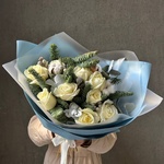 Букет из белых роз с еловыми ветвями и ягодами гиперикума с доставкой в Санкт-Петербурге + коробка-переноска и аквабокс - Фотография 1