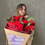 Подарок: 9 красных роз с еловыми ветками + аквабокс с коробкой-переноской - Фотография 2