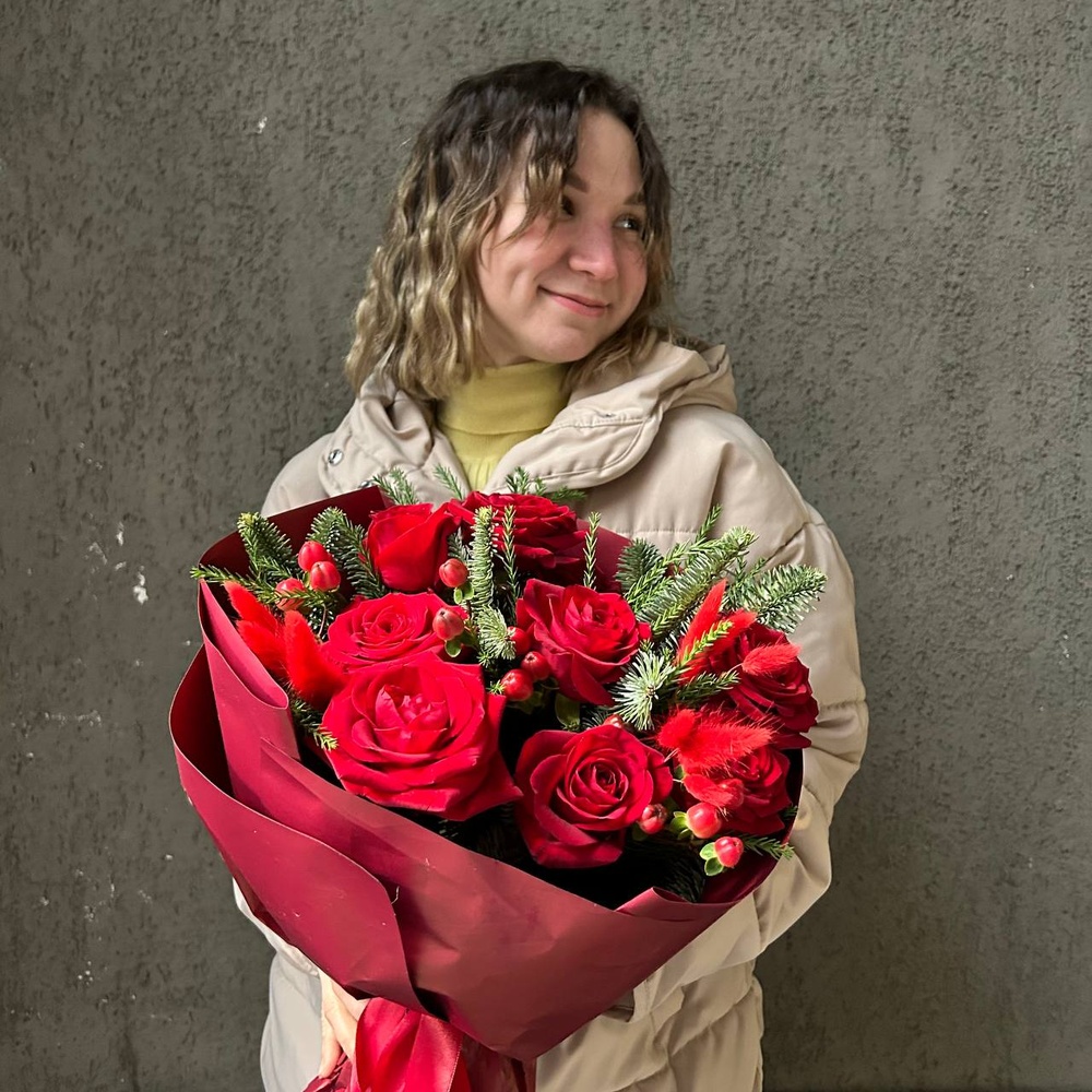 Подарок: 9 красных роз с еловыми ветками + аквабокс с коробкой-переноской