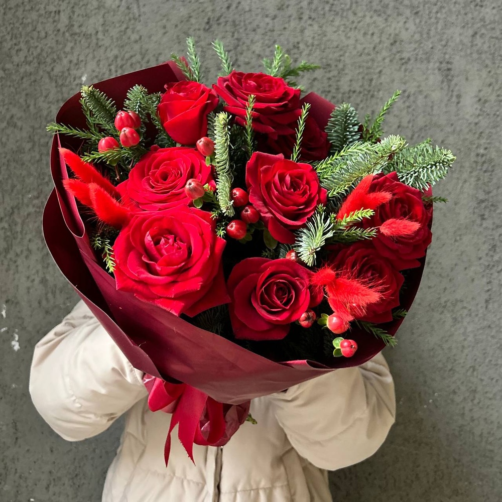 Подарок: 9 красных роз с еловыми ветками + аквабокс с коробкой-переноской