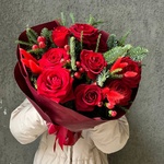 Подарок: 9 красных роз с еловыми ветками + аквабокс с коробкой-переноской - Фотография 1