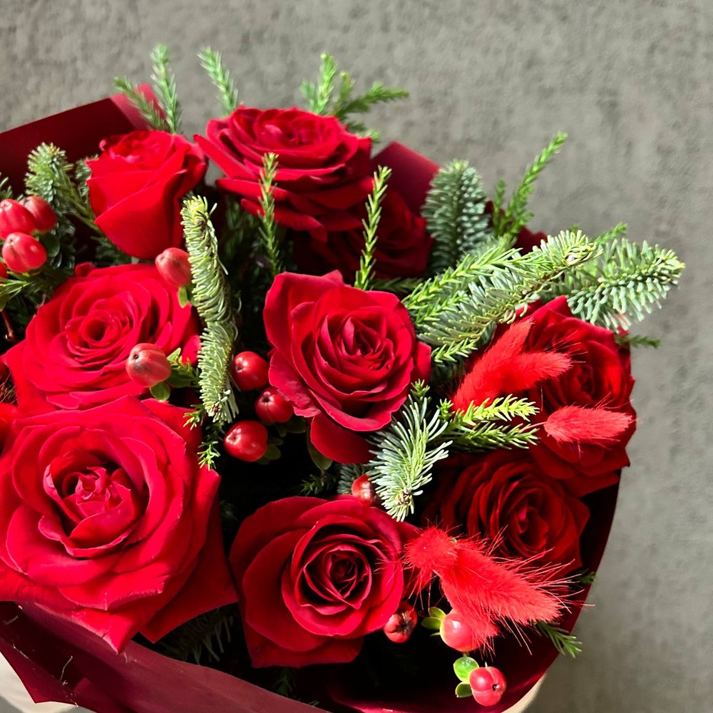 Подарок: 9 красных роз с еловыми ветками + аквабокс с коробкой-переноской