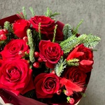 Подарок: 9 красных роз с еловыми ветками + аквабокс с коробкой-переноской - Фотография 6