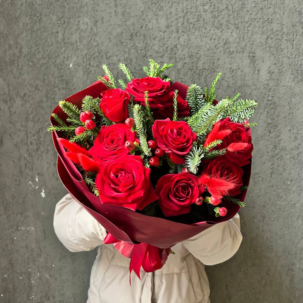 Подарок: 9 красных роз с еловыми ветками + аквабокс с коробкой-переноской
