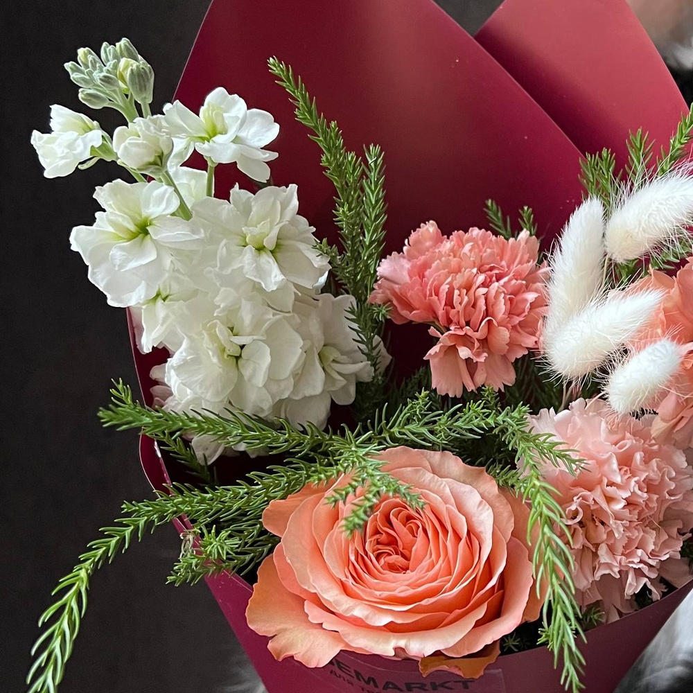 Рябины гроздья алые: карамельные диантусы и пионовидная роза