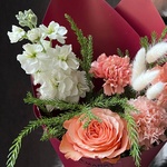 Рябины гроздья алые: карамельные диантусы и пионовидная роза - Фотография 6