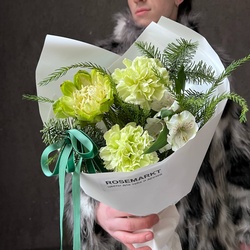 Букет Мятные гвоздики и хвойные ветки