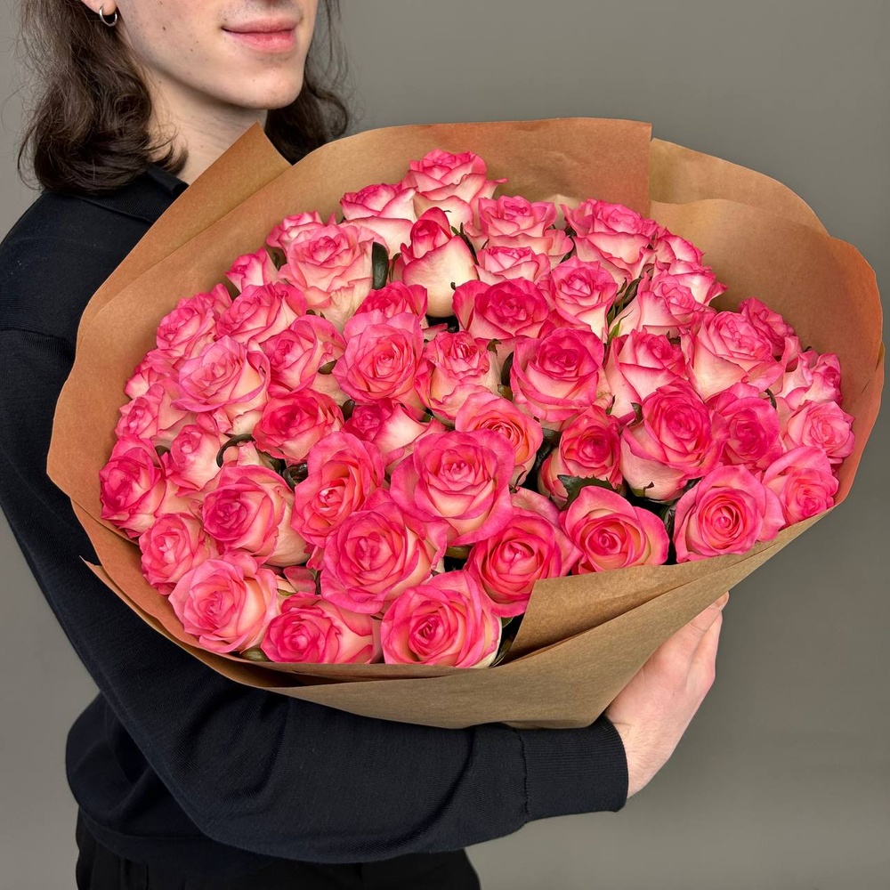 51 розовая роза в крафте