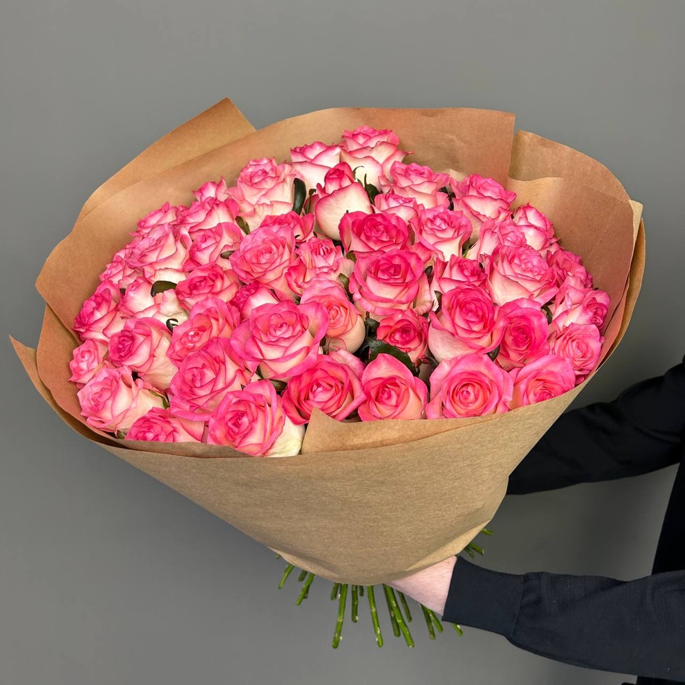 51 розовая роза в крафте