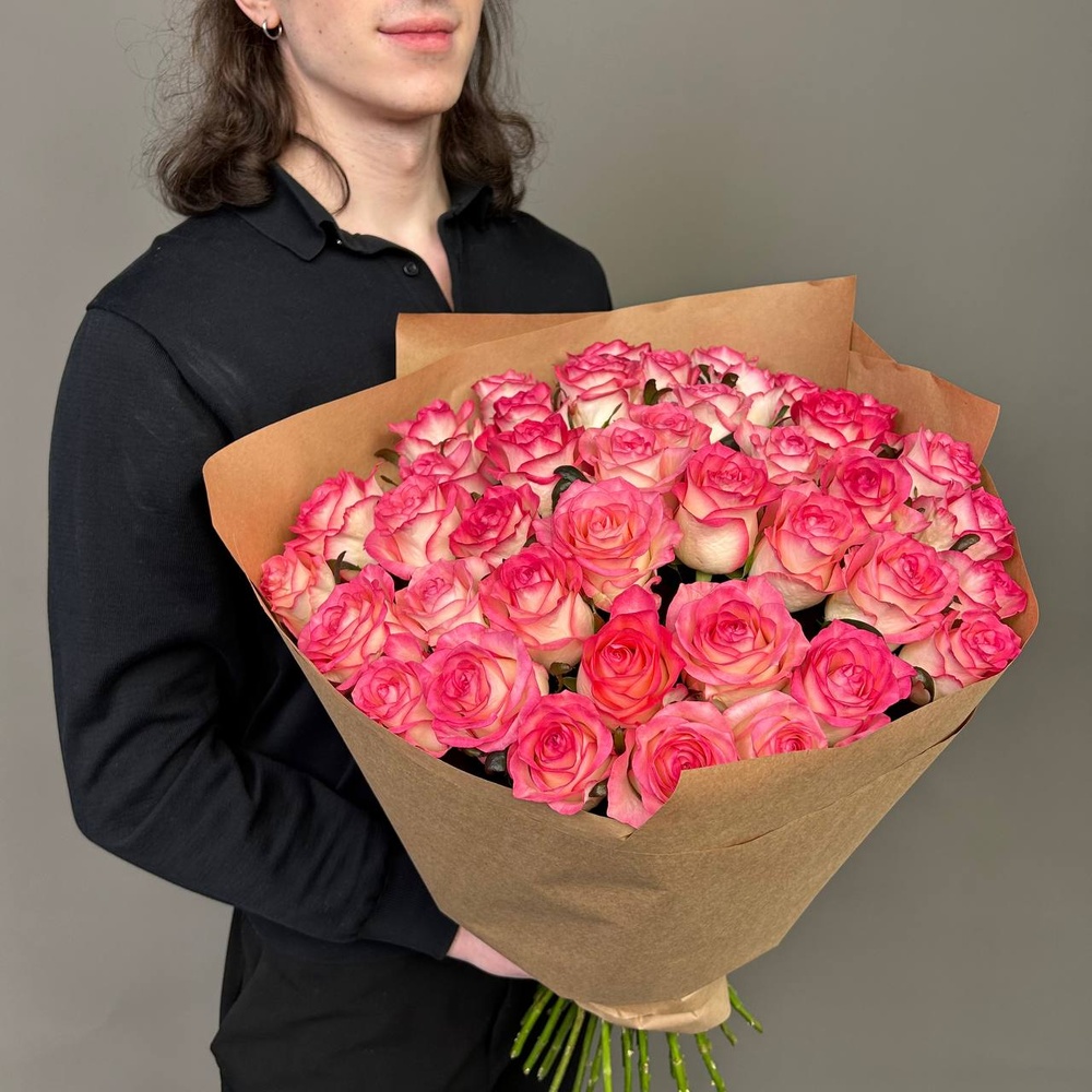 Свежие 41 розовая роза в крафте