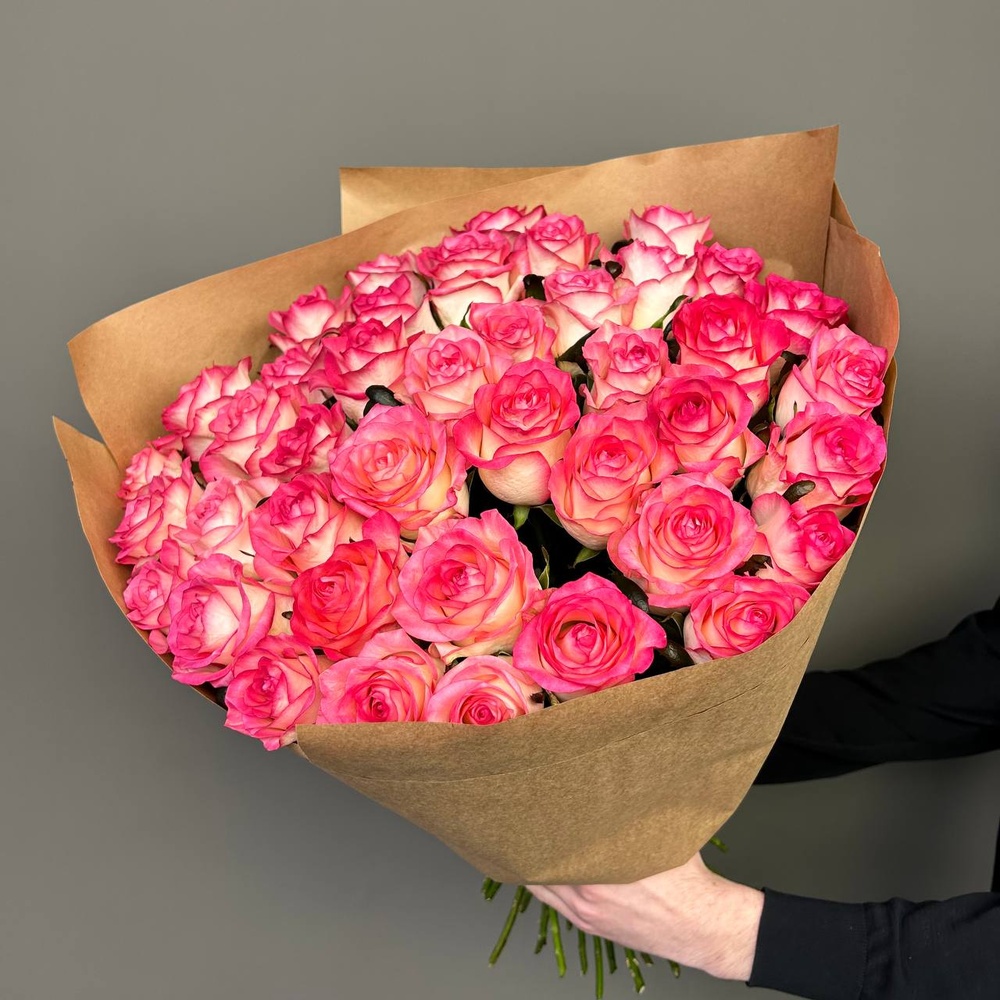 Свежие 41 розовая роза в крафте