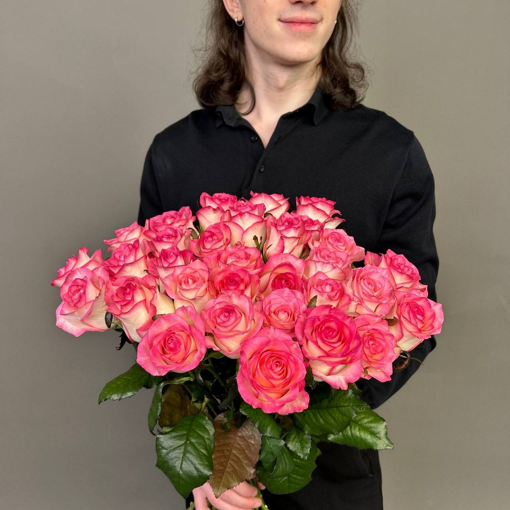 Свежие 31 розовая роза под ленту