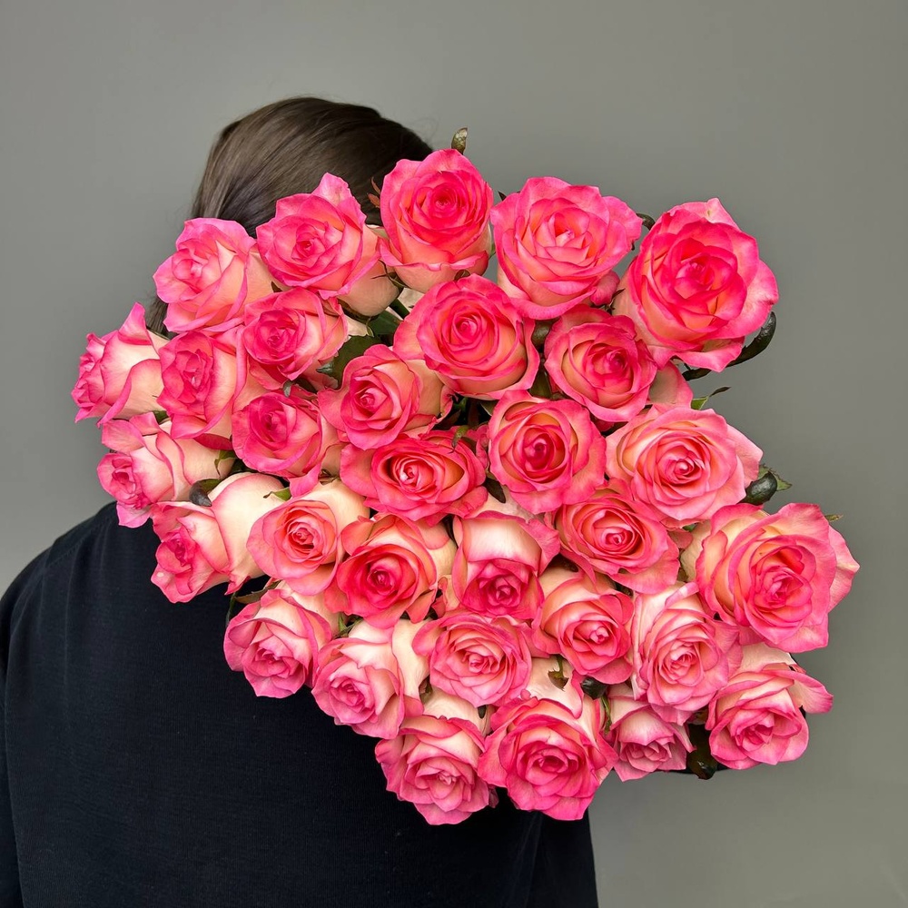 Свежие 31 розовая роза под ленту