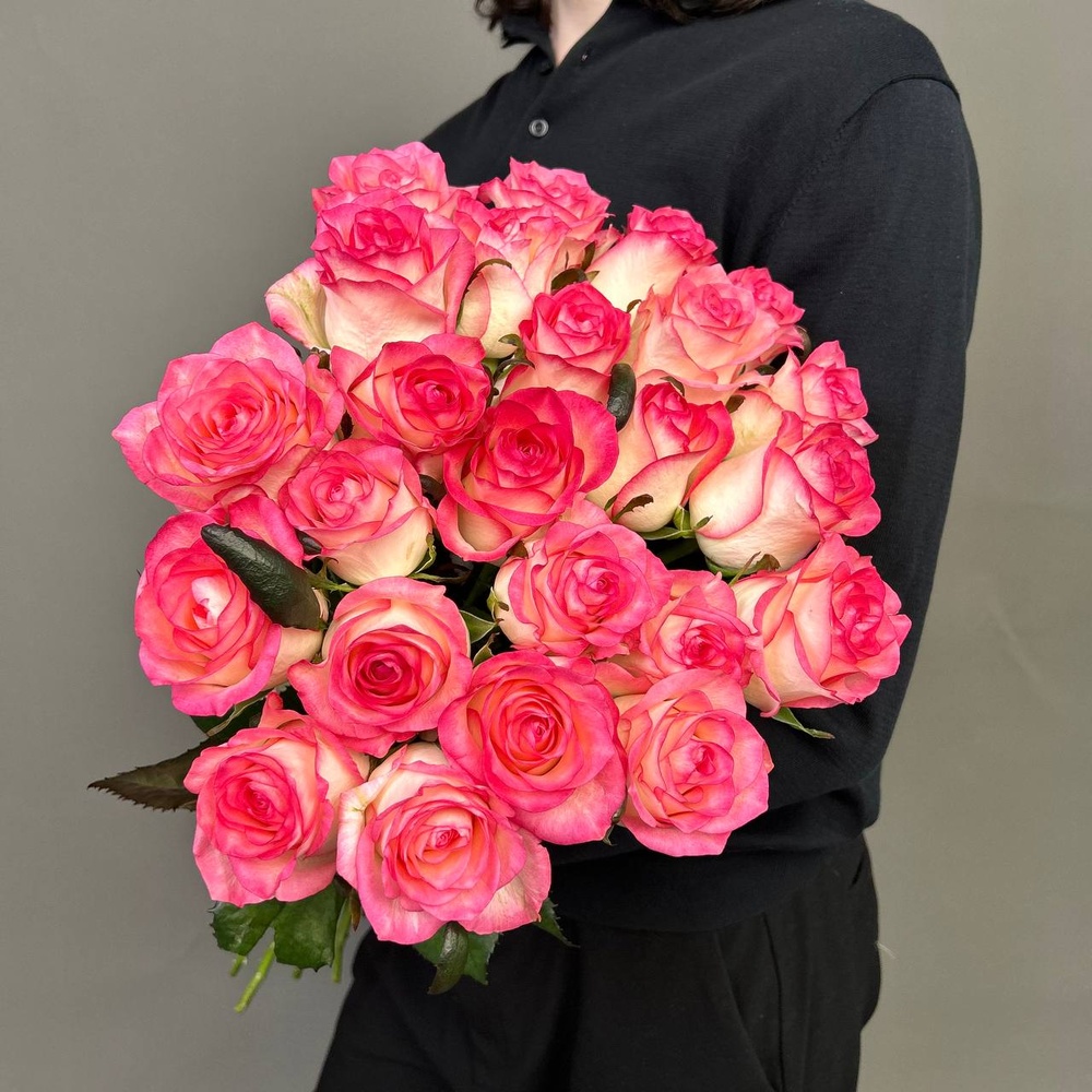 Свежих 25 розовых роз под ленту + аквабокс и коробка-переноска