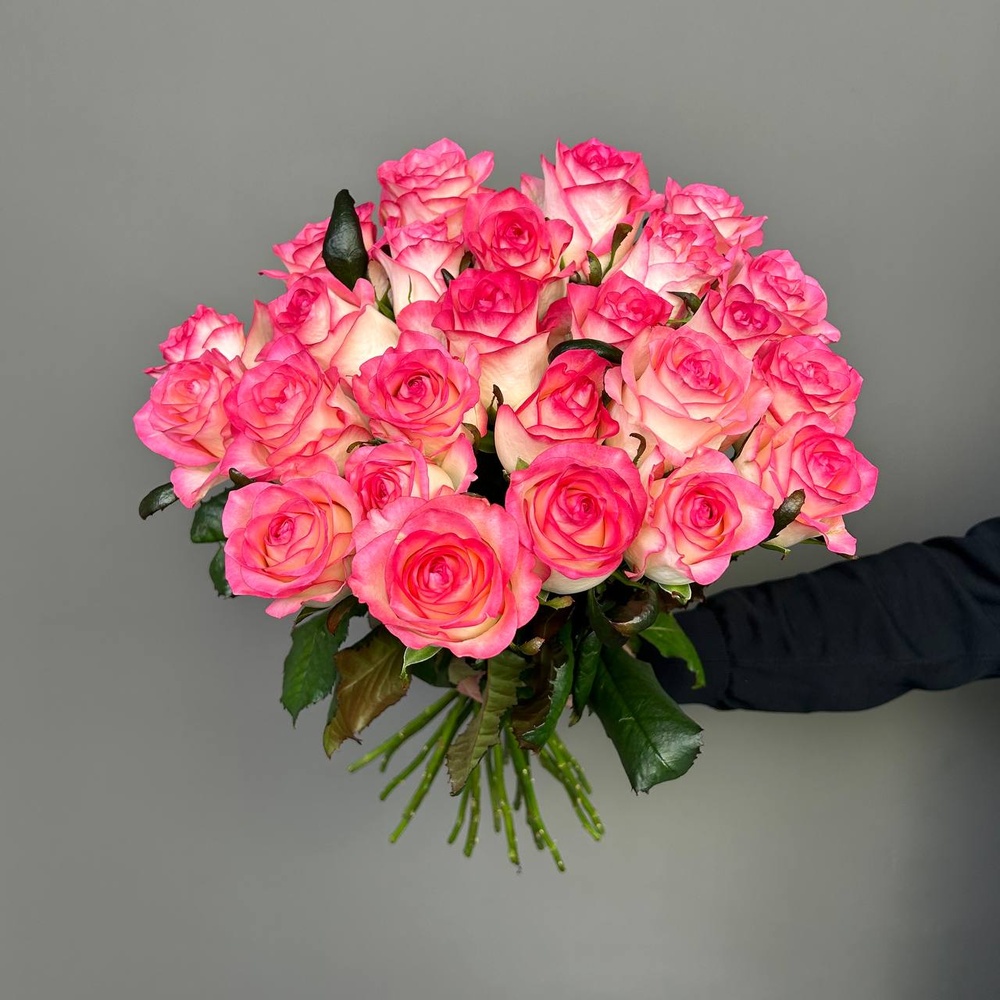 Свежих 25 розовых роз под ленту + аквабокс и коробка-переноска