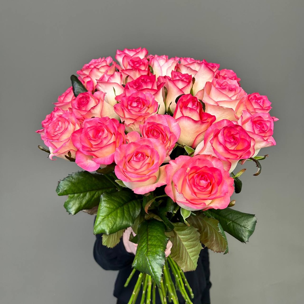 Свежих 25 розовых роз под ленту + аквабокс и коробка-переноска