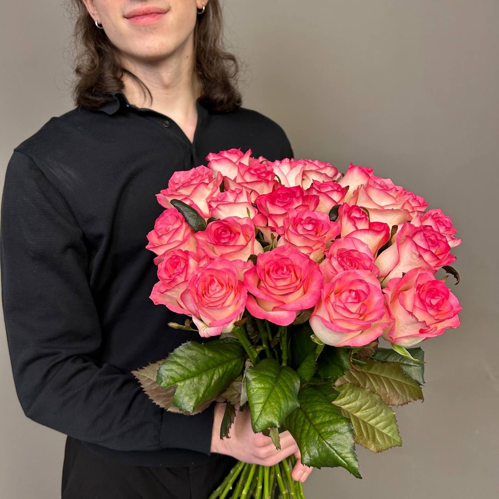 Свежих 25 розовых роз под ленту с доставкой по Санкт-Петербургу