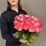 Свежих 25 розовых роз под ленту с доставкой по Санкт-Петербургу - Фотография 1