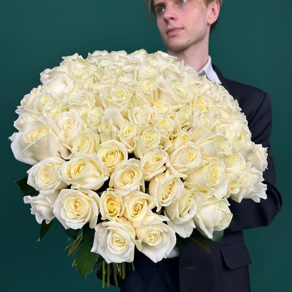 Свежих 101 белых роз под ленту