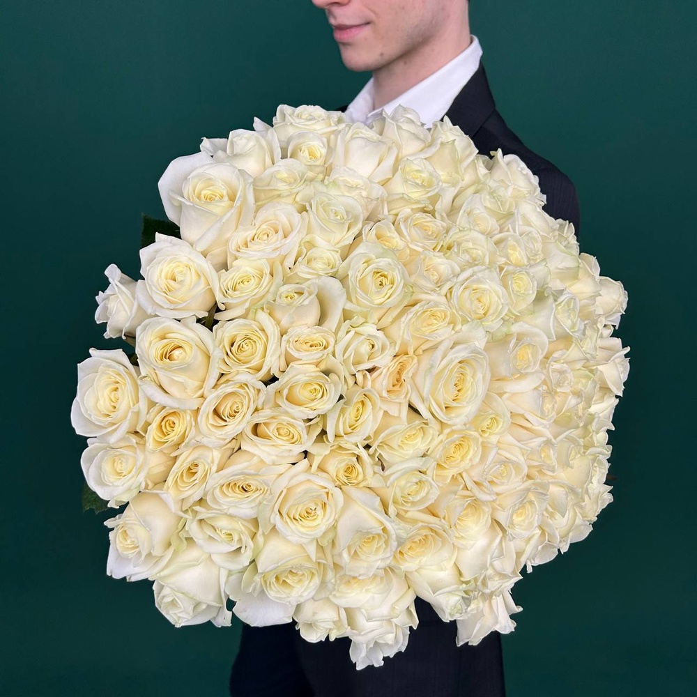 Свежих 101 белых роз под ленту с аквабоксом и коробкой-переноской