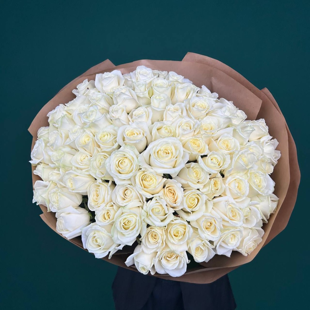 Свежие 81 белая роза в крафте