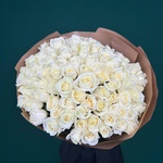 Свежие 81 белая роза в крафте - Фотография 2