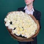 Свежие 81 белая роза в крафте - Фотография 5