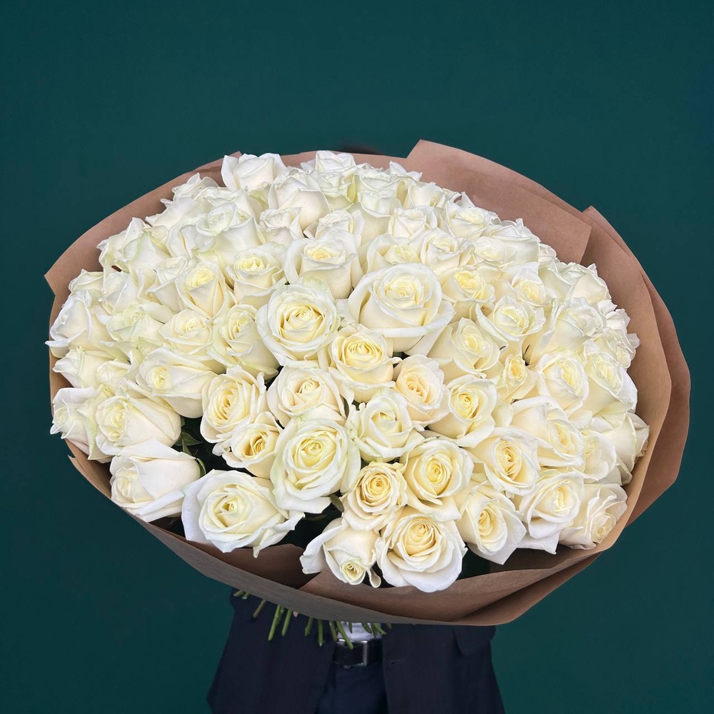 Свежие 81 белая роза в крафте