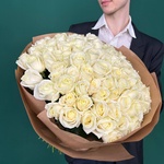 Свежие 81 белая роза в крафте - Фотография 1