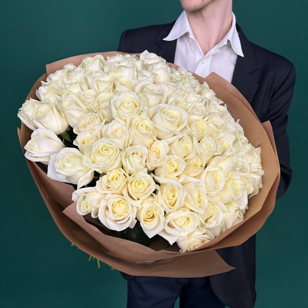 Свежие 81 белая роза в крафте