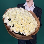 Свежие 81 белая роза в крафте - Фотография 6