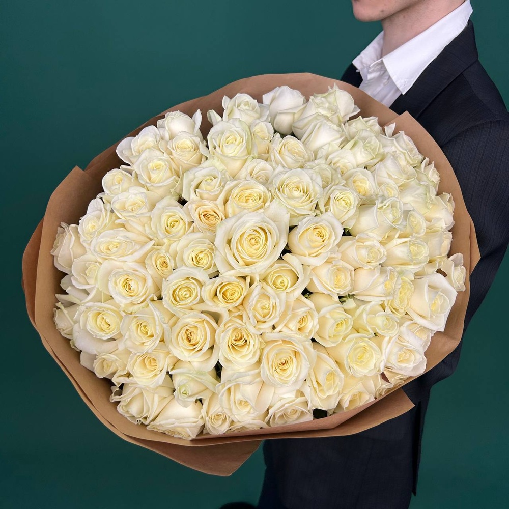 Свежие 81 белая роза в крафте