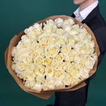 Свежие 81 белая роза в крафте - Фотография 7