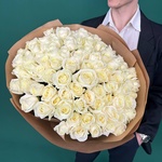 Свежие 81 белая роза в крафте - Фотография 8