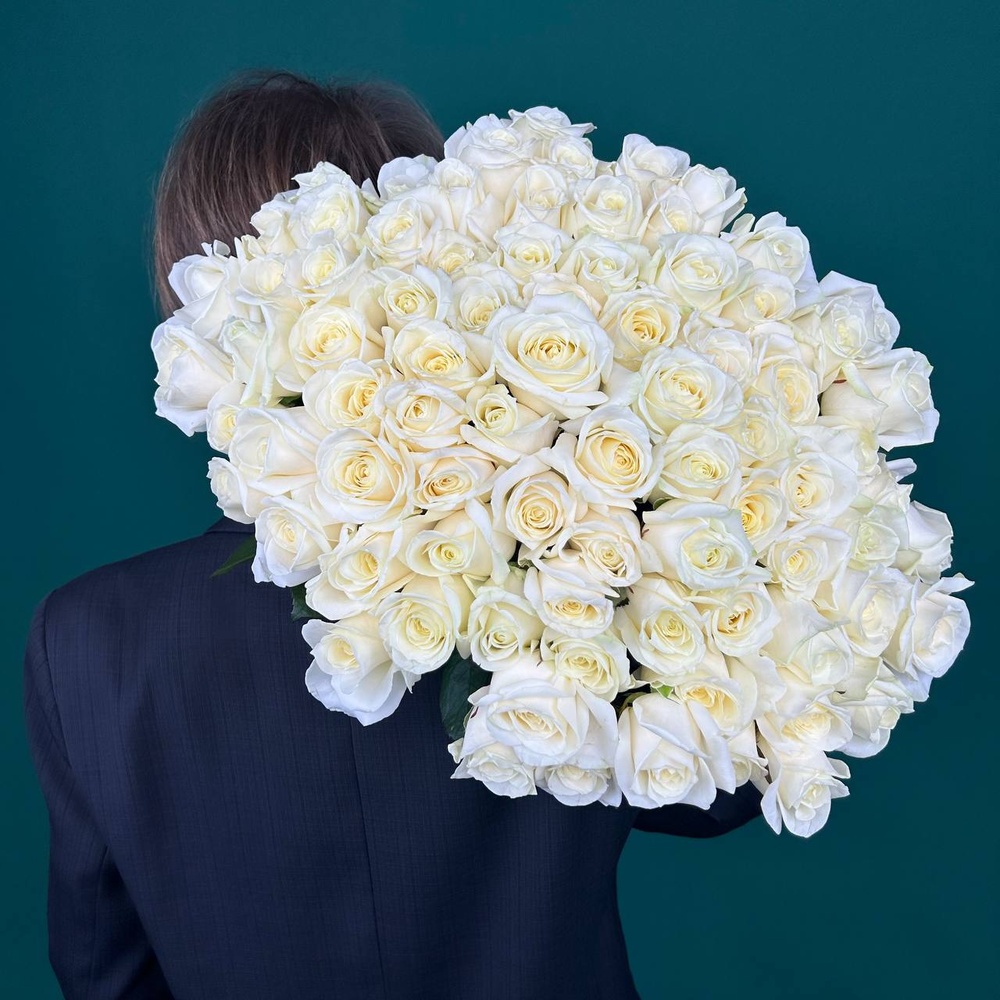 Свежие 81 белая роза под ленту