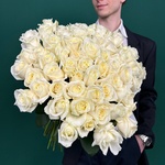 Свежие 81 белая роза под ленту - Фотография 6